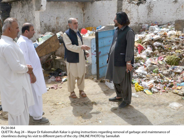quetta mayor dr kaleemullah gives instructions regarding removal of garbage photo online