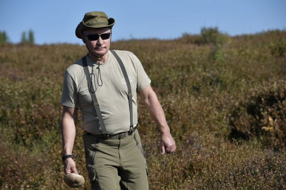 president putin takes siberian hiking break with top security chiefs president putin takes siberian hiking break with top security chiefs
