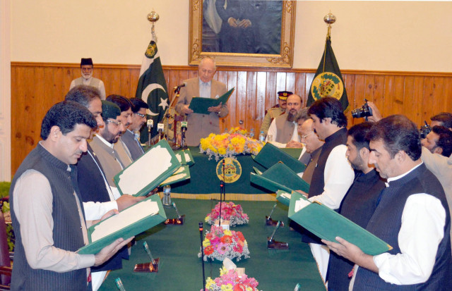 balochistan governor muhammad khan achakzai administers oath to newly inducted members of the provincial cabinet photo express balochistan governor muhammad khan achakzai administers oath to newly inducted members of the provincial cabinet photo express