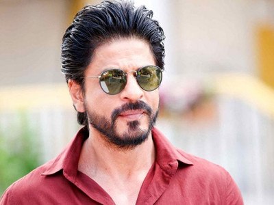 srk wants equal pay for male female actors and we are here for it