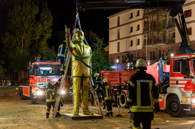 fireworkers lift a four metre tall golden statue featuring turkish president recep tayyip erdogan photo afp fireworkers lift a four metre tall golden statue featuring turkish president recep tayyip erdogan photo afp