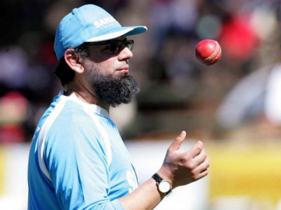 saqlain mushtaq lashes out at pcb