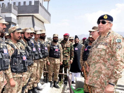gen qamar visits south waziristan reviews fencing along pak afghan border gen qamar visits south waziristan reviews fencing along pak afghan border