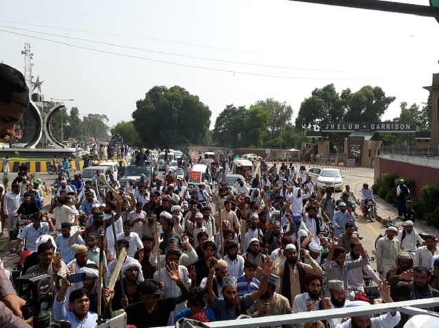 tlp protesters cross jhelum head to rawalpindi photo express tribune