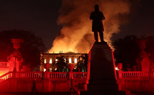 fire engulfs one of brazil 039 s prized museum in rio de janeiro photo reuters