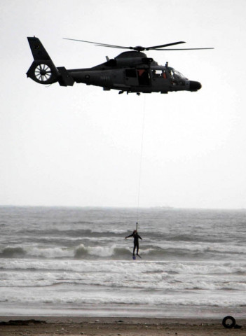 pakistan navy organised an aerial show at sea view to commemorate defence day photo athar khan pakistan navy organised an aerial show at sea view to commemorate defence day photo athar khan