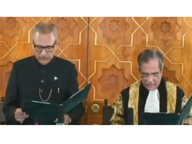 cjp saqib nisar administers oath to arif alvi screengrab cjp saqib nisar administers oath to arif alvi screengrab