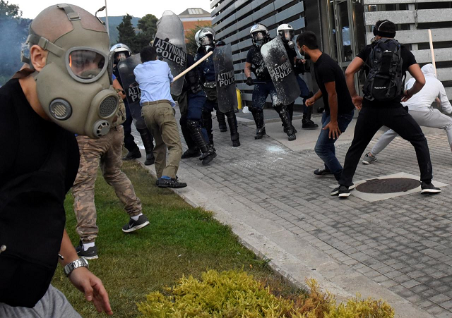 greek police fire teargas at macedonia protesters