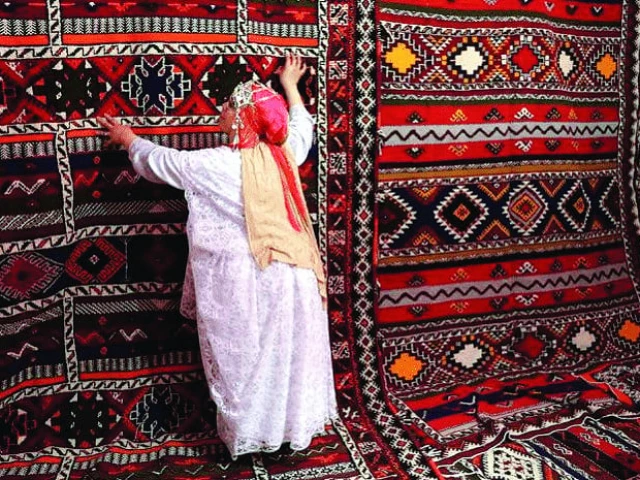 moroccan women weavers keeping ancient rug craft alive moroccan women weavers keeping ancient rug craft alive