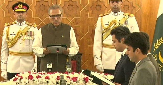 president arif alvi administers the oath to new ministers photo file