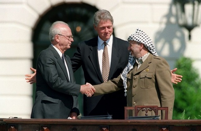 us president bill clinton stands between plo leader yasser arafat r and israeli prime minister yitzahk rabin l on september 13 1993 at the white house in washington after the signing of the oslo accords photo afp file