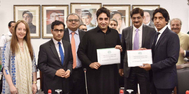 bilawal exchanging mining lease offer letters for thar coal block 3 a and b with zulfikar ali khan executive director of asia power group ltd uk photo ppp official bilawal exchanging mining lease offer letters for thar coal block 3 a and b with zulfikar ali khan executive director of asia power group ltd uk photo ppp official