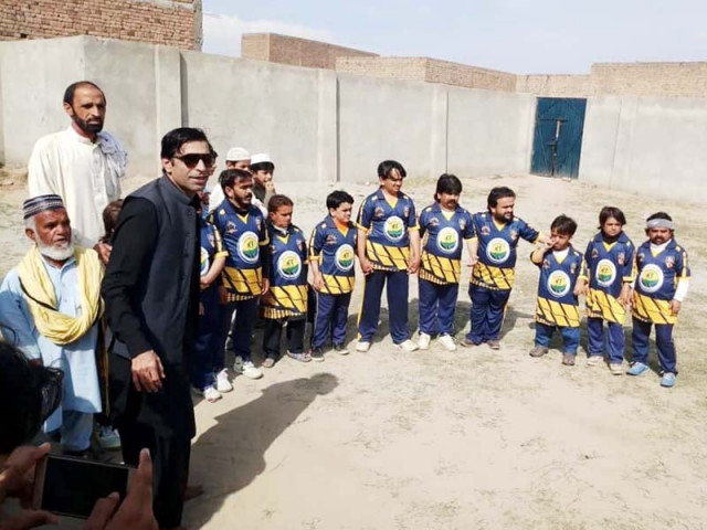 the dwarf zalmi cricket team photo express the dwarf zalmi cricket team photo express