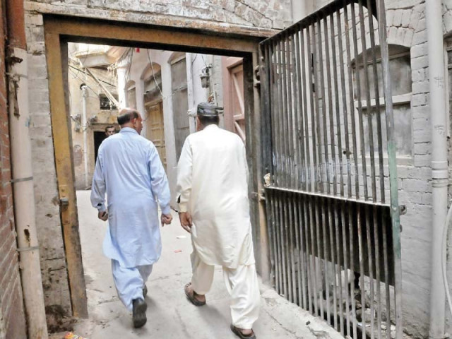 men walk through a gate in bhabra bazaar area photo agha mehroz express men walk through a gate in bhabra bazaar area photo agha mehroz express