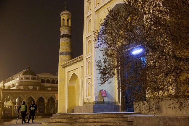 police keep watch outside the id kah mosque before morning prayers in kashgar xinjiang uighur autonomous region china reuters file