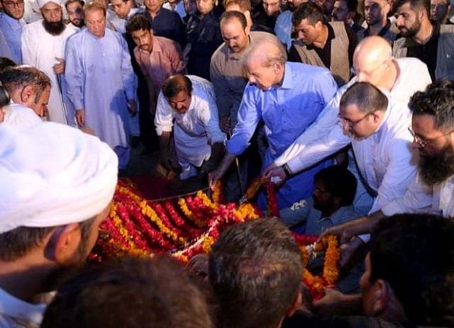 thousands attend last rites of begum kulsoom nawaz at jati umra in lahore on friday photo pml n thousands attend last rites of begum kulsoom nawaz at jati umra in lahore on friday photo pml n