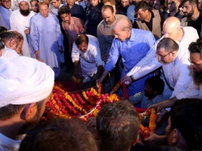 police ensure tight security in city during begum kulsoom s funeral police ensure tight security in city during begum kulsoom s funeral