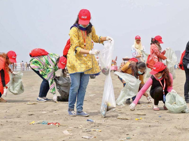karachiites clean up sea view beach