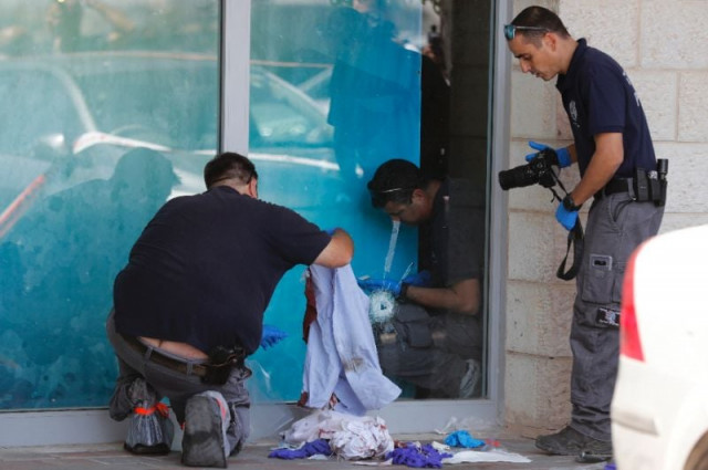 israeli forensic policemen inspect the site where an israeli man was fatally stabbed by a palestinian near a mall at the gush etzion junction near bethlehem in the occupied west bank on september 16 2018 photo afp israeli forensic policemen inspect the site where an israeli man was fatally stabbed by a palestinian near a mall at the gush etzion junction near bethlehem in the occupied west bank on september 16 2018 photo afp