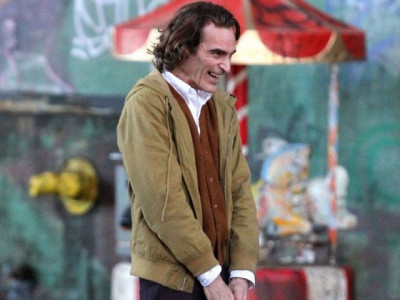 joaquin phoenix s menacing first look as the joker revealed joaquin phoenix s menacing first look as the joker revealed