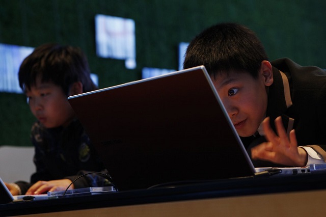 children try out samsung laptops at a samsung d 039 light showroom in seoul march 27 2012 photo reuters