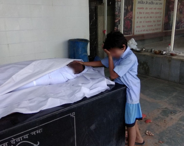 gaurav crying next to his father 039 s body photo shiv sunny twitter gaurav crying next to his father 039 s body photo shiv sunny twitter