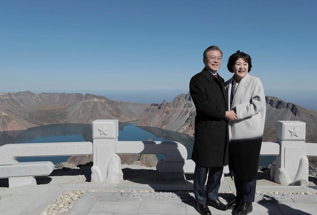 south korean president moon jae in and first lady kim jung sook pose for photographs on the top of mt paektu north korea september 20 2018 photo reuters south korean president moon jae in and first lady kim jung sook pose for photographs on the top of mt paektu north korea september 20 2018 photo reuters