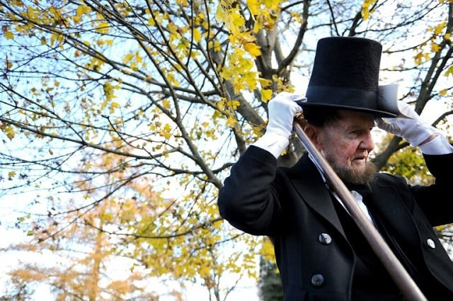 a man portraying us president abraham lincoln wears an example of lincoln 039 s trademark stovepipe hat photo afp a man portraying us president abraham lincoln wears an example of lincoln 039 s trademark stovepipe hat photo afp
