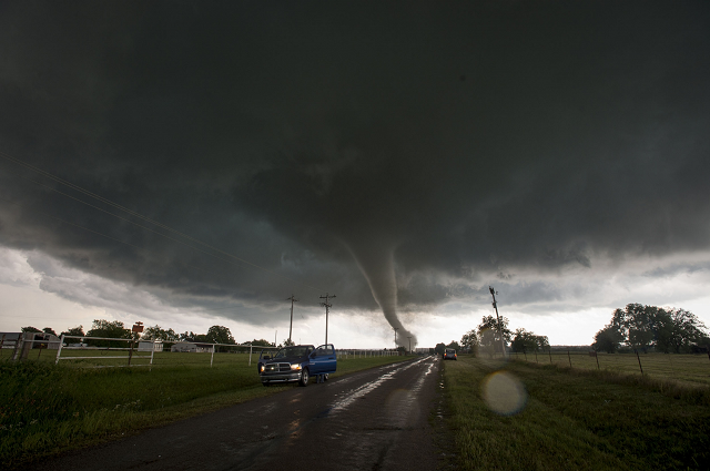 tornado hits near canada 039 s capital ottawa photo afp