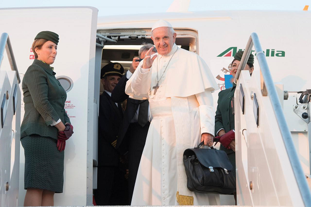 pope francis waves as he boards the plane for his visit to lithuania latvia and estonia from leonardo da vinci fiumicino airport in rome italy september 22 2018 photo reuters