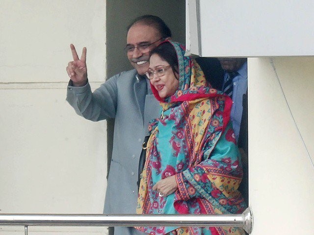 zardari with sister faryal talpur outside fia office screengrab