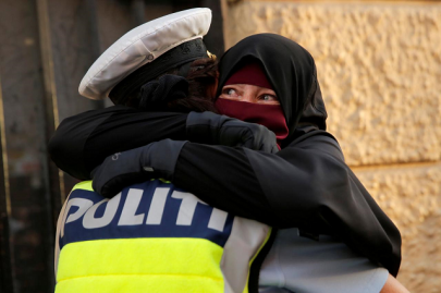 danish police investigate officer who hugged niqab wearing protester danish police investigate officer who hugged niqab wearing protester