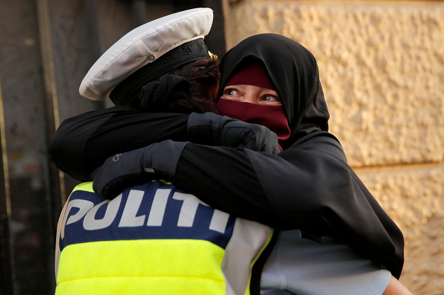 a danish policewoman embraces a niqab clad protester photo reuters a danish policewoman embraces a niqab clad protester photo reuters
