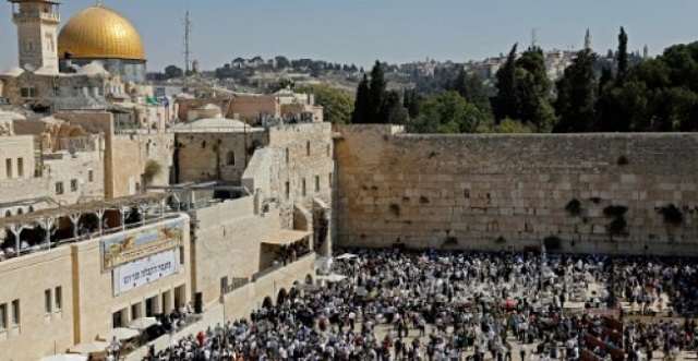 jewish worshippers perform prayers during the holiday of sukkot the feast of the tabernacles at the western wall in the old city of jerusalem on september 26 2018 photo afp