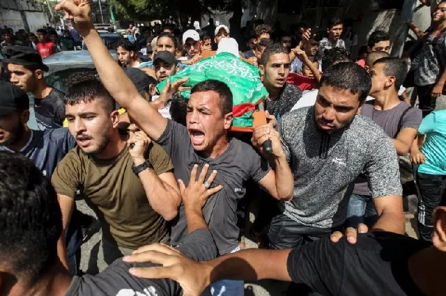 mourners take part on september 29 2018 in the funeral procession of mohammed al houm 14 who was killed a day earlier during clashes along the gaza israel border photo afp mourners take part on september 29 2018 in the funeral procession of mohammed al houm 14 who was killed a day earlier during clashes along the gaza israel border photo afp