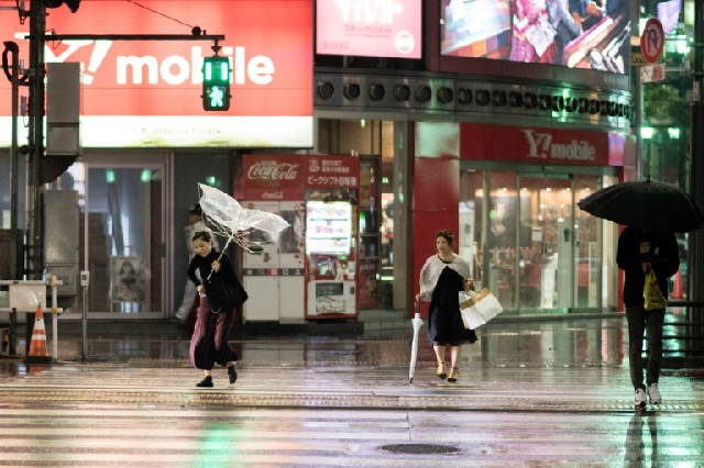 the typhoon did not hit japan 039 s capital head on but tokyo still saw fearsome winds and lashing rain photo afp