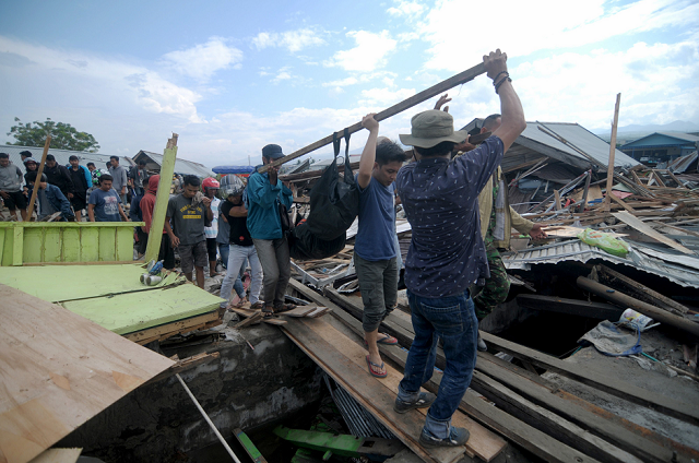 residents help to remove a body photo afp