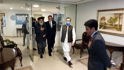 hekmatyar arrives in pakistan meets fm qureshi hekmatyar arrives in pakistan meets fm qureshi