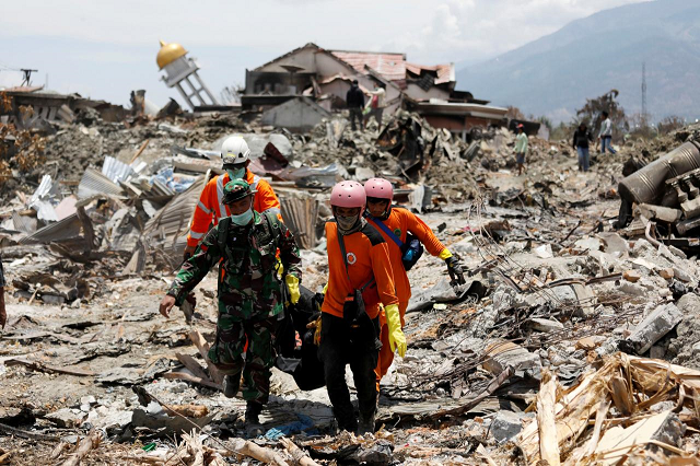 rescue workers and a soldier remove a victim of last week 039 s earthquake in the balaroa neighbourhood in palu central sulawesi indonesia october 6 2018 photo reuters