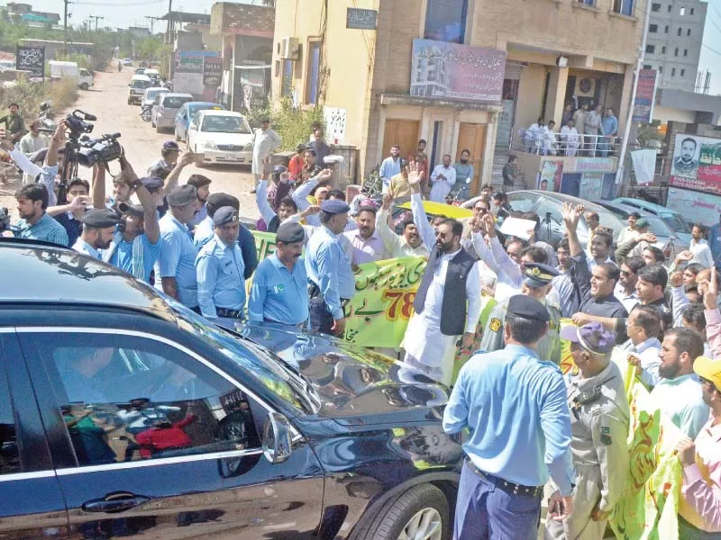 protesting doctorate holders stop vehicles of pm s protocol squad at imran khan cowk in bani gala photo waseem nazir express protesting doctorate holders stop vehicles of pm s protocol squad at imran khan cowk in bani gala photo waseem nazir express