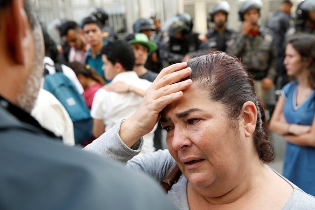 mourners of the municipal lawmaker fernando alban react outside the headquarters of bolivarian national intelligence service sebin in caracas venezuela october 8 2018 reuters carlos garcia rawlins