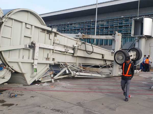 jetbridge collapses while being removed after passengers had completed boarding photo express jetbridge collapses while being removed after passengers had completed boarding photo express