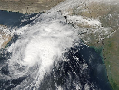 cyclone batters eastern india 300 000 evacuated