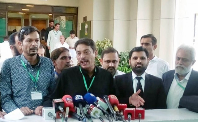 faisal raza abidi speaking to media outside supreme court photo online faisal raza abidi speaking to media outside supreme court photo online