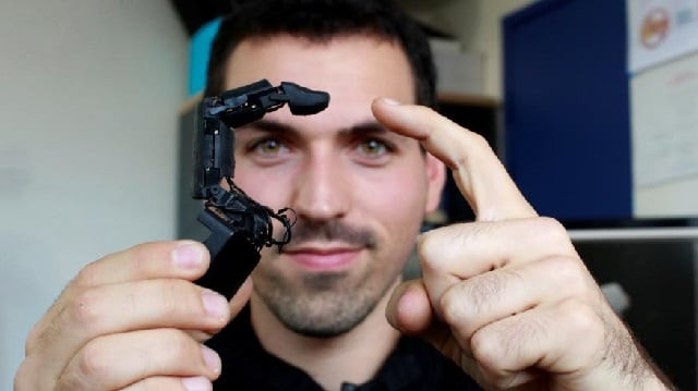 the robot finger 039 mobilimb 039 that attaches to a mobile phone invented by marc teyssier a phd student at telecom paris tech engineering school photo reuters the robot finger 039 mobilimb 039 that attaches to a mobile phone invented by marc teyssier a phd student at telecom paris tech engineering school photo reuters