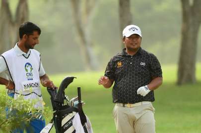 uma cns open two golfers share lead after day one