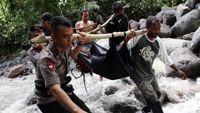 indonesian rescue workers villagers retrieve bodies during flash floods photo afp indonesian rescue workers villagers retrieve bodies during flash floods photo afp