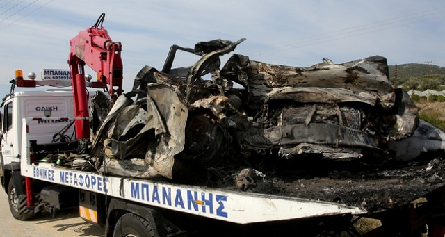 15 die in truck crash remains of vehicle are removed here photo reuters