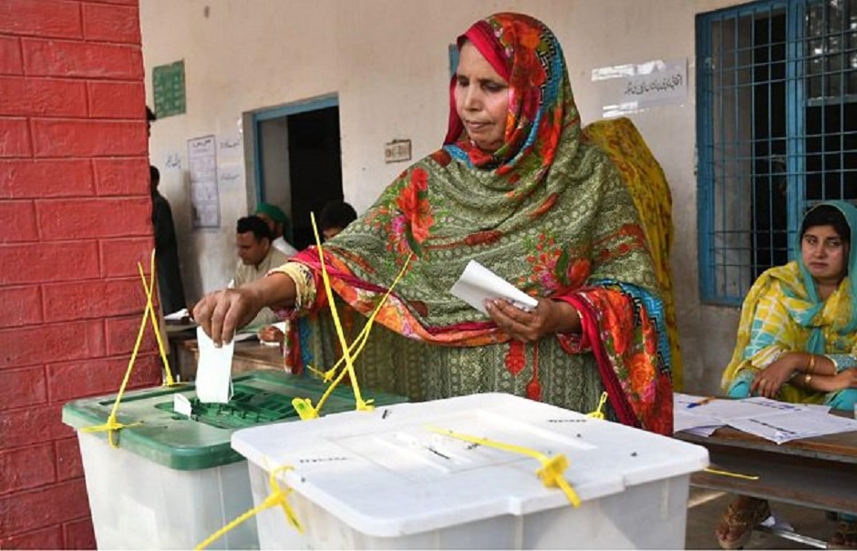 a woman casts her vote in tandianwala photo online