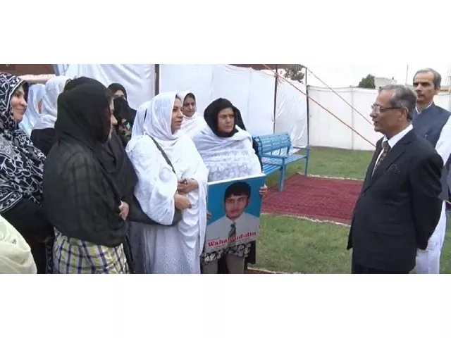 justice nisar interacts with aps martyrs 039 families screengrab justice nisar interacts with aps martyrs 039 families screengrab